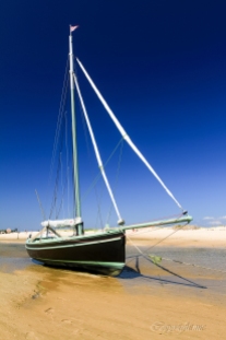 photo prise a la conche du Mimbeau a marée basse,Cap-Ferret,voilier bois,sable,