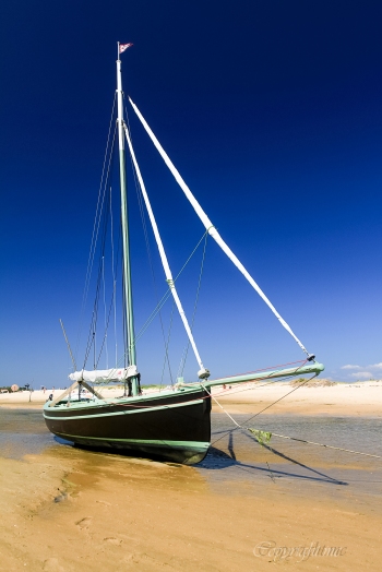 photo prise a la conche du Mimbeau a marée basse,Cap-Ferret,voilier bois,sable,